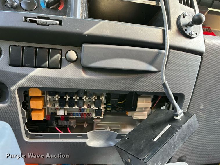 image for item DH8595 2013 Isuzu NRR refrigerated truck