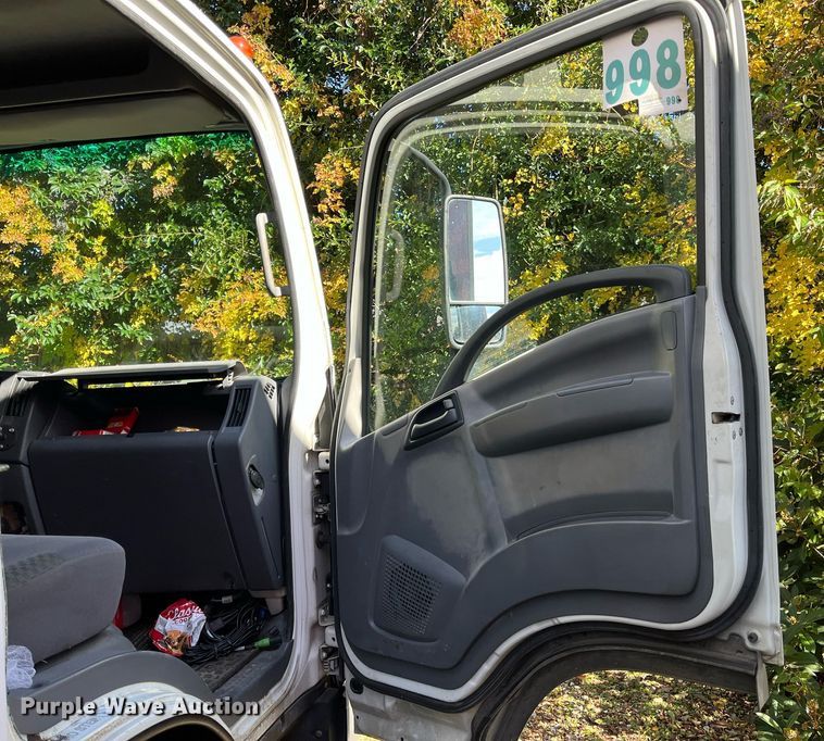 image for item DH8595 2013 Isuzu NRR refrigerated truck