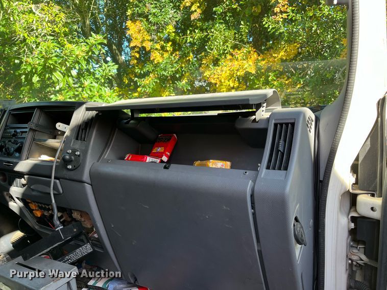 image for item DH8595 2013 Isuzu NRR refrigerated truck