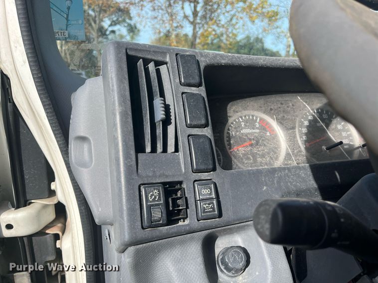 image for item DH8603 2013 Isuzu NRR refrigerated truck