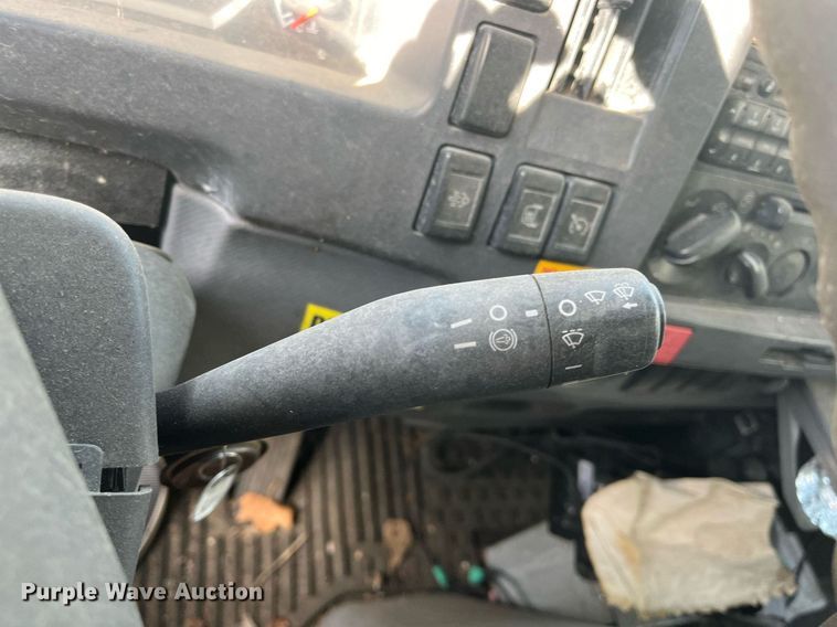 image for item DH8603 2013 Isuzu NRR refrigerated truck