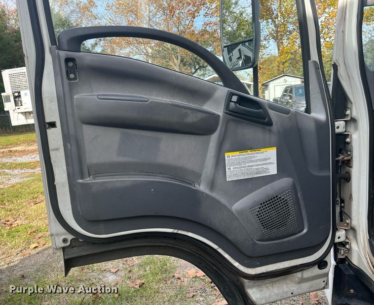 image for item DH8604 2013 Isuzu NRR refrigerated truck