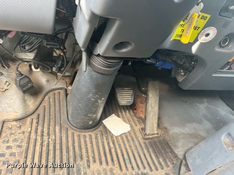 image for item DH8604 2013 Isuzu NRR refrigerated truck