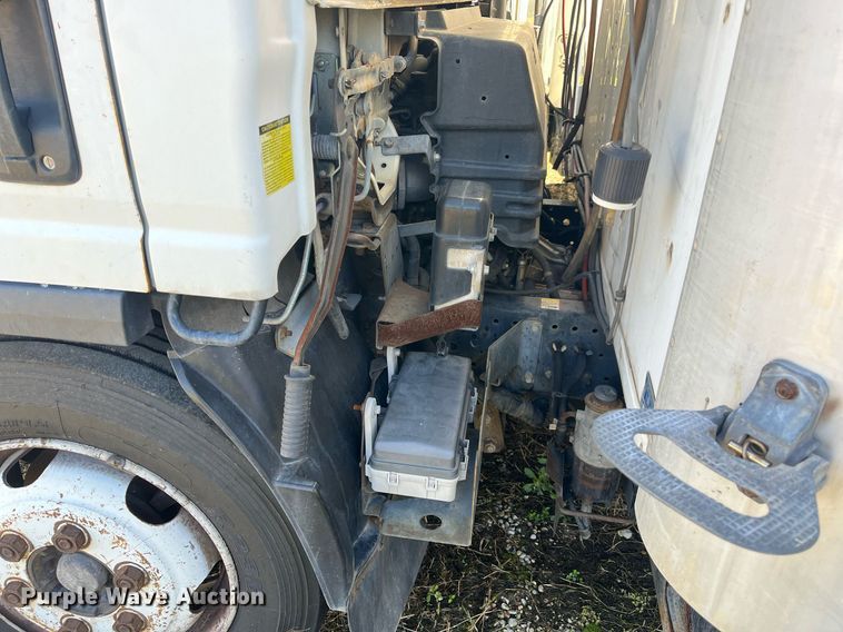 image for item DH8610 2013 Isuzu NRR refrigerated truck