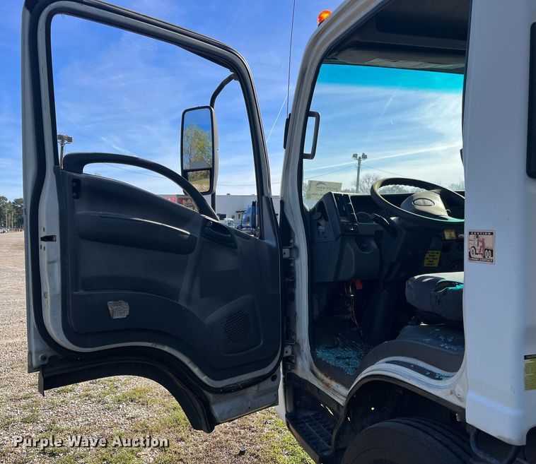 image for item DH8610 2013 Isuzu NRR refrigerated truck