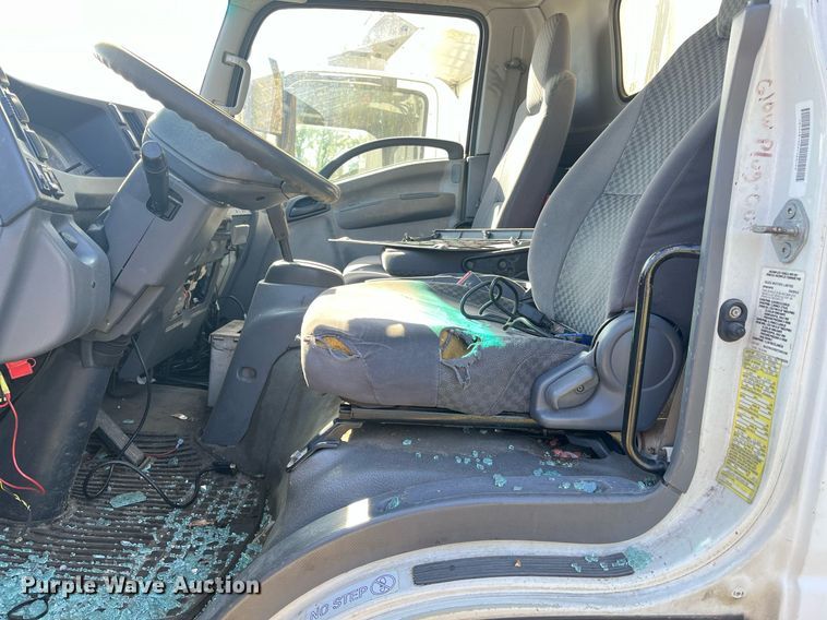 image for item DH8610 2013 Isuzu NRR refrigerated truck