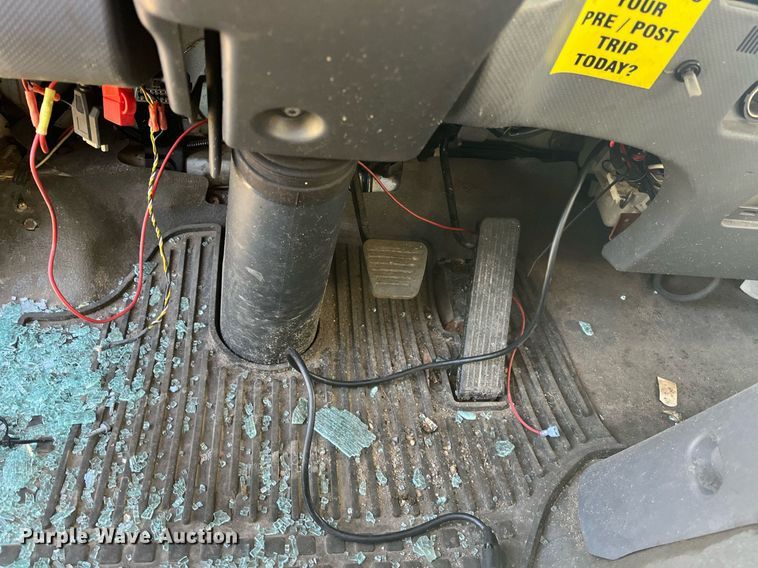 image for item DH8610 2013 Isuzu NRR refrigerated truck