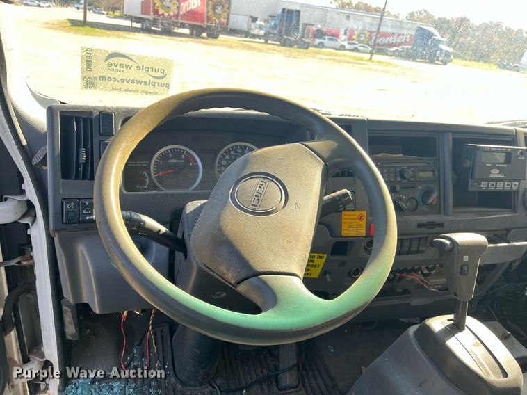 image for item DH8610 2013 Isuzu NRR refrigerated truck