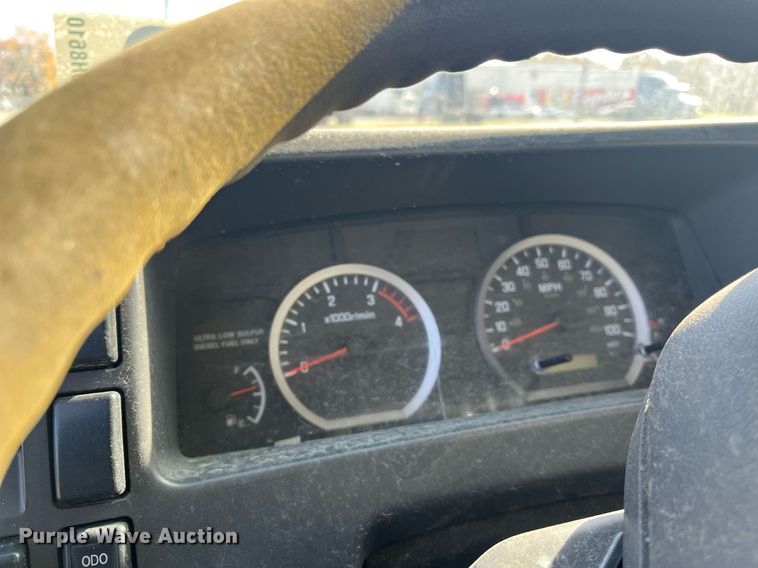 image for item DH8610 2013 Isuzu NRR refrigerated truck