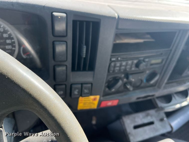 image for item DH8610 2013 Isuzu NRR refrigerated truck