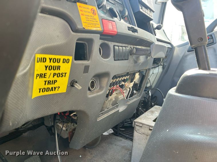 image for item DH8610 2013 Isuzu NRR refrigerated truck