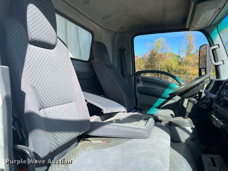 image for item DH8610 2013 Isuzu NRR refrigerated truck