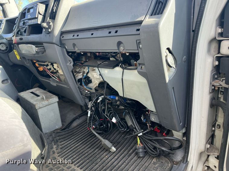 image for item DH8610 2013 Isuzu NRR refrigerated truck