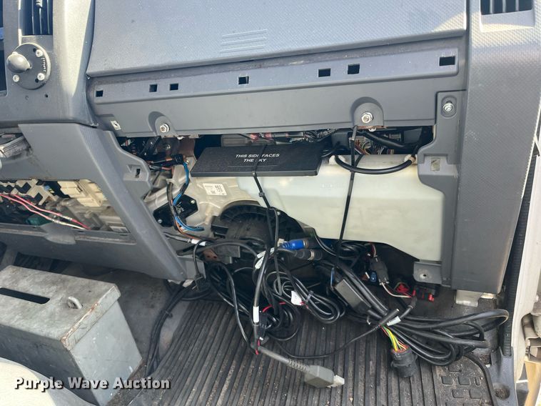 image for item DH8610 2013 Isuzu NRR refrigerated truck