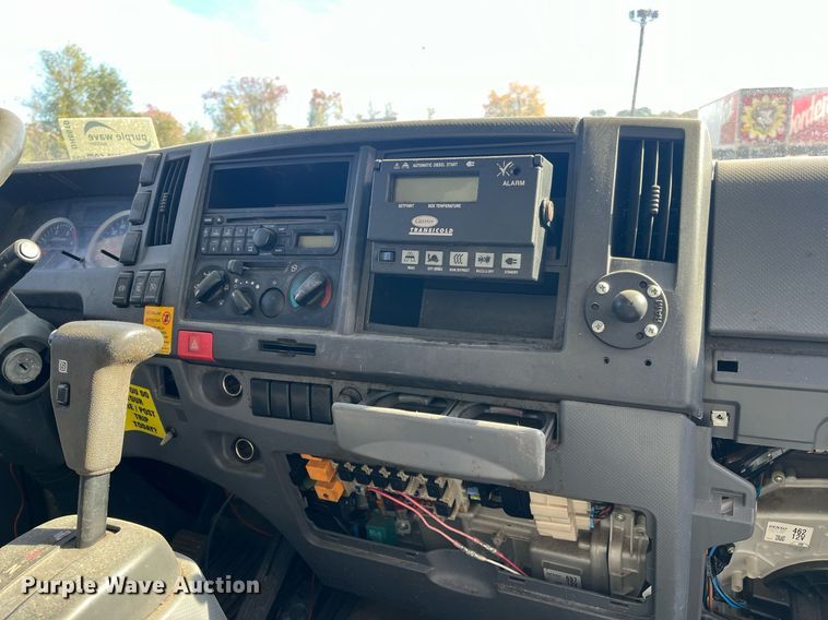 image for item DH8610 2013 Isuzu NRR refrigerated truck