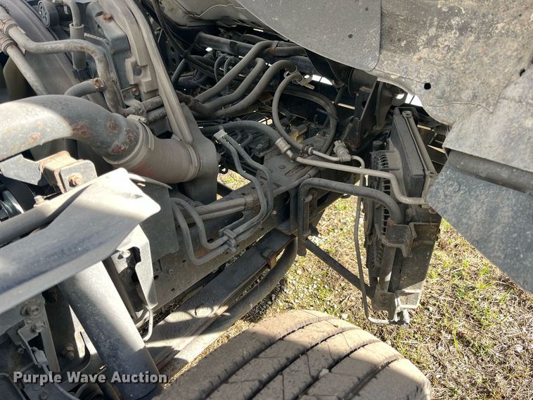 image for item DH8610 2013 Isuzu NRR refrigerated truck