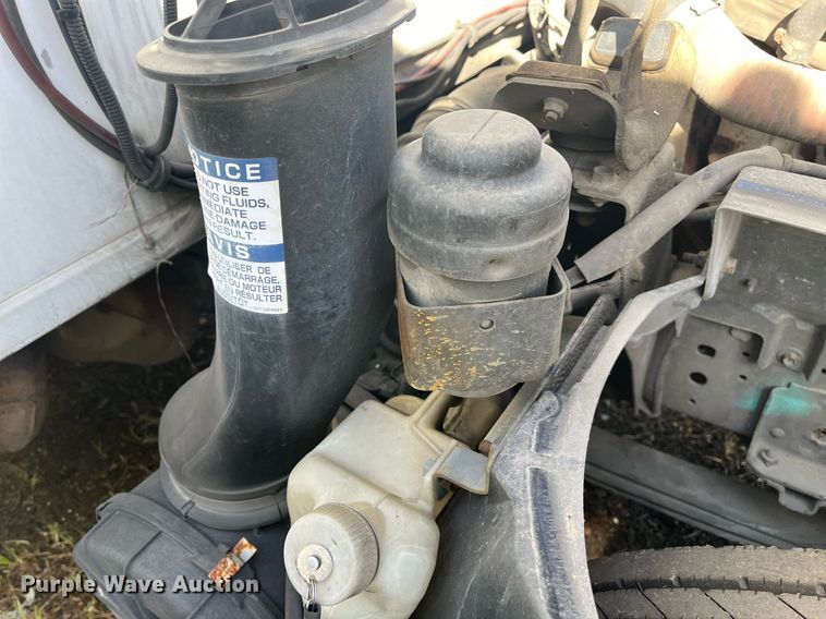 image for item DH8610 2013 Isuzu NRR refrigerated truck