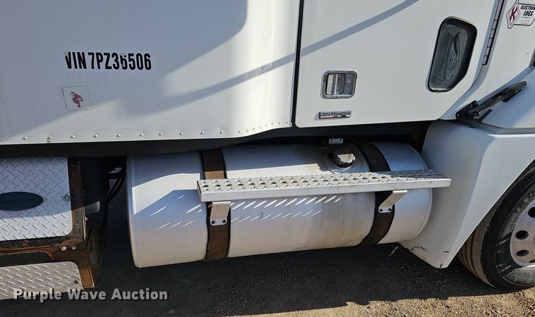 image for item DK0565 2007 Freightliner Columbia semi truck