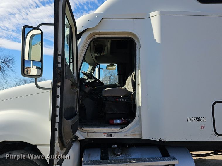 image for item DK0565 2007 Freightliner Columbia semi truck