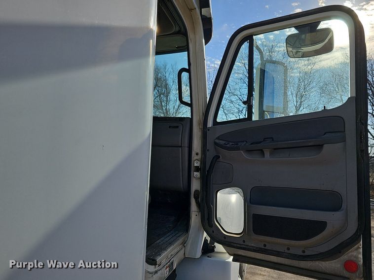 image for item DK0565 2007 Freightliner Columbia semi truck