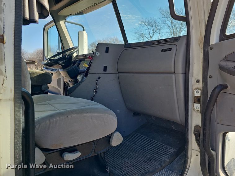 image for item DK0565 2007 Freightliner Columbia semi truck