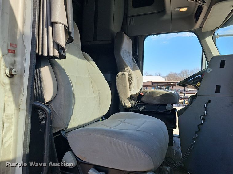 image for item DK0565 2007 Freightliner Columbia semi truck