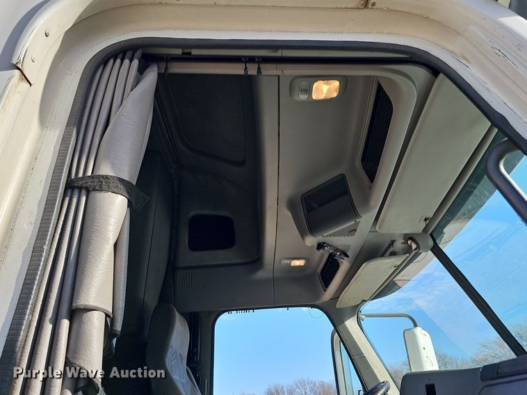 image for item DK0565 2007 Freightliner Columbia semi truck