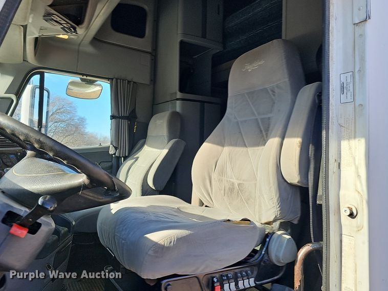 image for item DK0565 2007 Freightliner Columbia semi truck