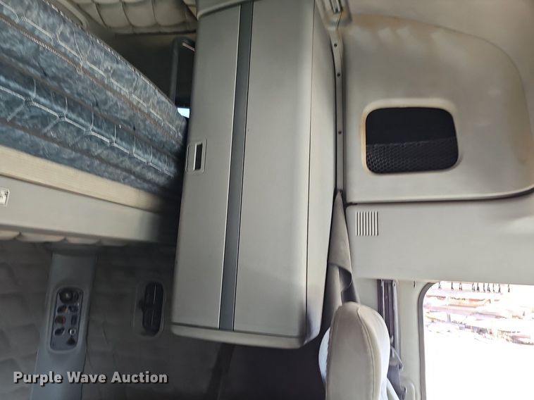 image for item DK0565 2007 Freightliner Columbia semi truck