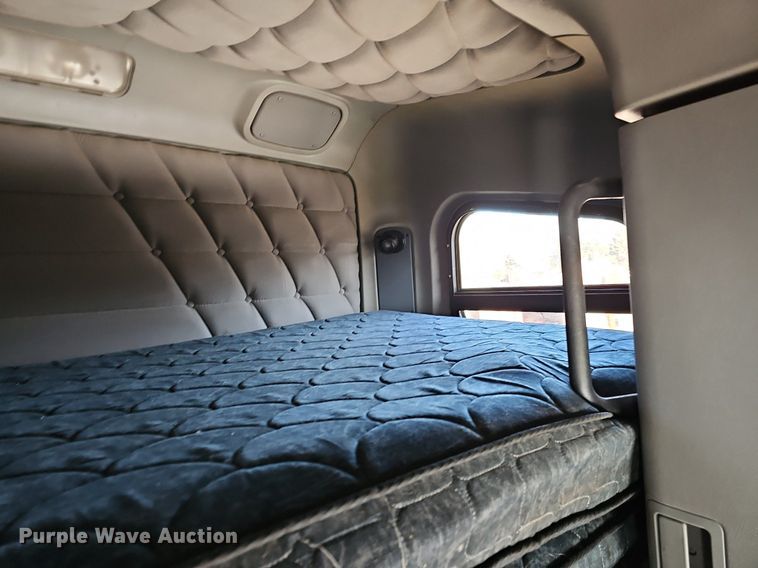 image for item DK0565 2007 Freightliner Columbia semi truck