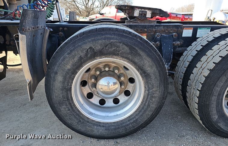 image for item DK0565 2007 Freightliner Columbia semi truck