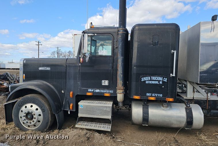 image for item DK0601 1986 Freightliner FLC semi truck