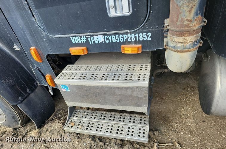 image for item DK0601 1986 Freightliner FLC semi truck