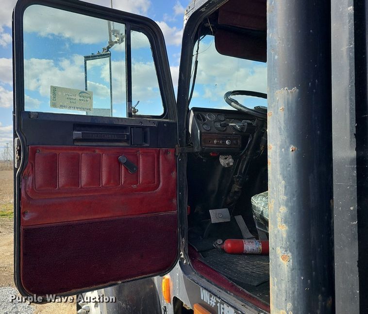 image for item DK0601 1986 Freightliner FLC semi truck