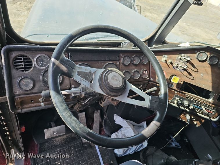 image for item DK0601 1986 Freightliner FLC semi truck