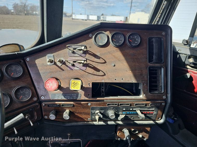 image for item DK0601 1986 Freightliner FLC semi truck