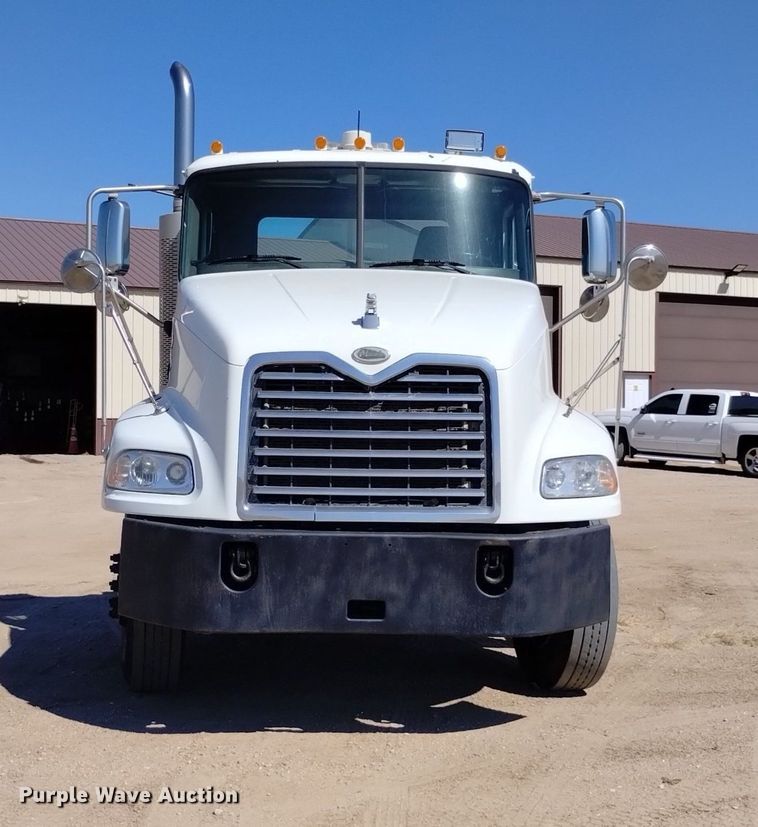 image for item DK8831 2006 Mack CXN613 semi truck