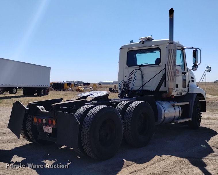 image for item DK8831 2006 Mack CXN613 semi truck