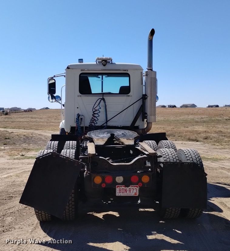 image for item DK8831 2006 Mack CXN613 semi truck