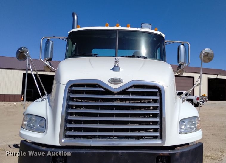image for item DK8831 2006 Mack CXN613 semi truck