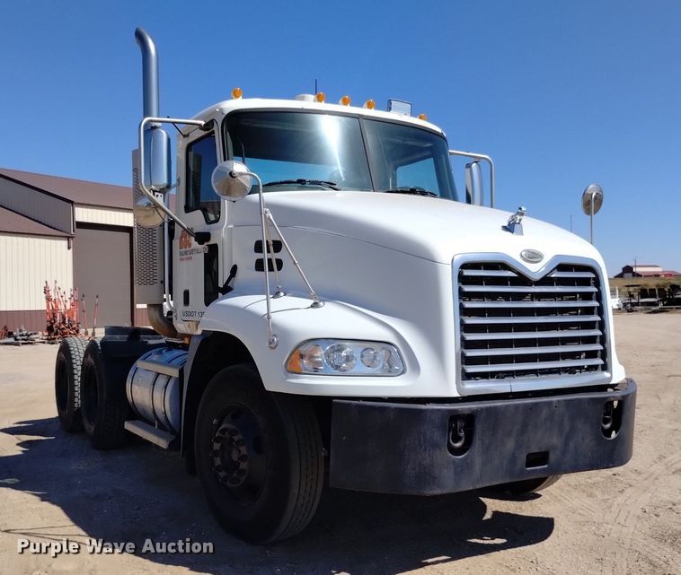 image for item DK8831 2006 Mack CXN613 semi truck