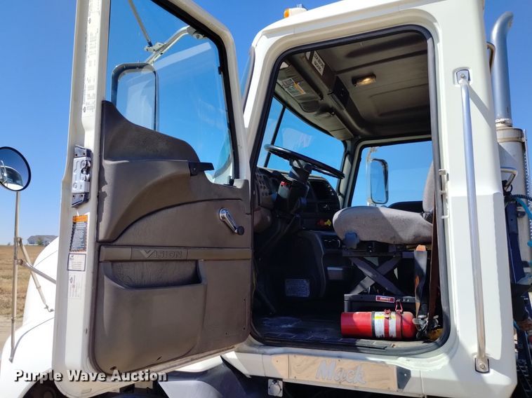 image for item DK8831 2006 Mack CXN613 semi truck