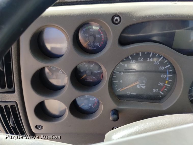 image for item DK8831 2006 Mack CXN613 semi truck