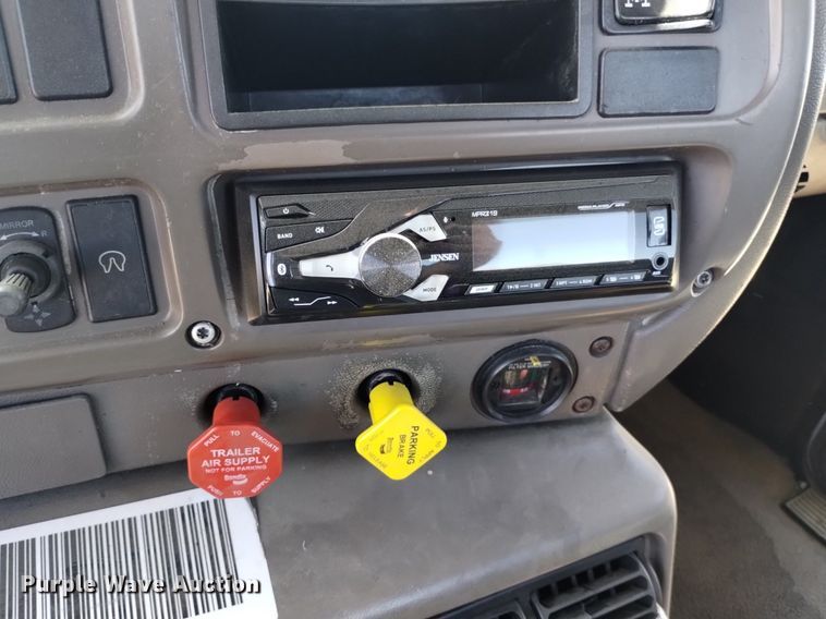 image for item DK8831 2006 Mack CXN613 semi truck