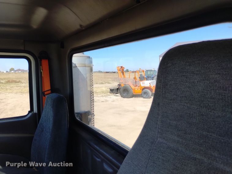 image for item DK8831 2006 Mack CXN613 semi truck