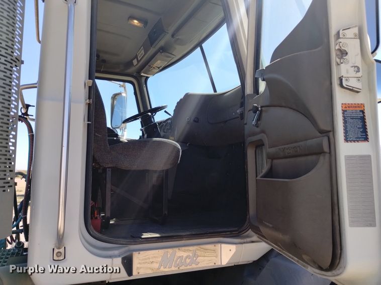 image for item DK8831 2006 Mack CXN613 semi truck