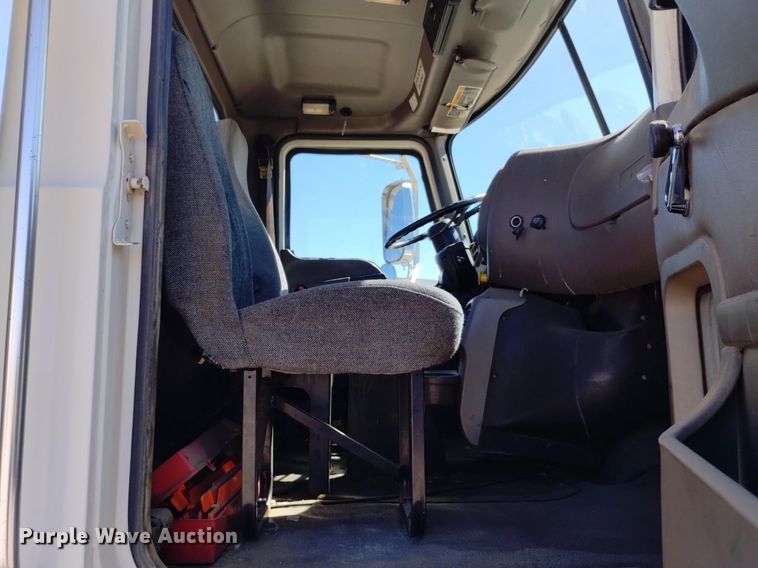 image for item DK8831 2006 Mack CXN613 semi truck