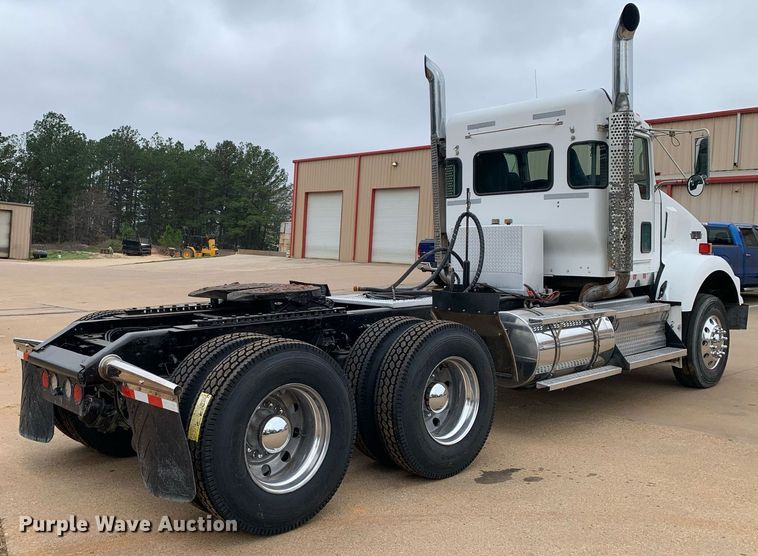 image for item DM7767 2009 Kenworth T800 semi truck