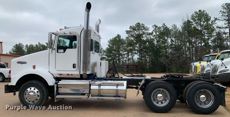 image for item DM7767 2009 Kenworth T800 semi truck