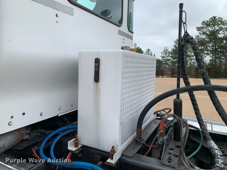 image for item DM7767 2009 Kenworth T800 semi truck